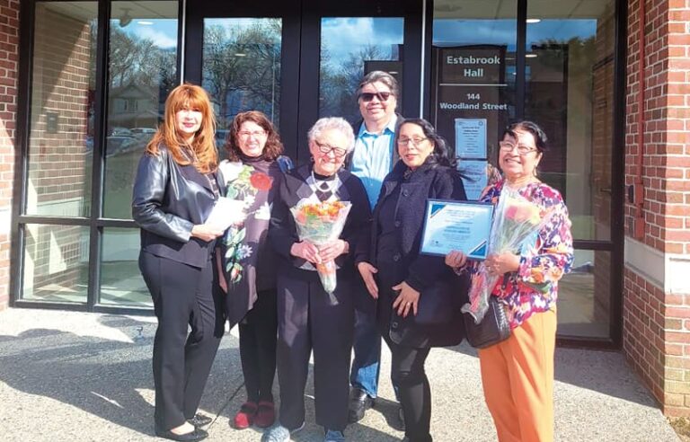De izquierda a derecha: Niurka Ortiz, Belén Atienza, Rhina P. Espaillat, David Eduardo Domínguez, Tania Romero, Fidelina Villafranco. Foto cortesía: David Eduardo Domínguez
