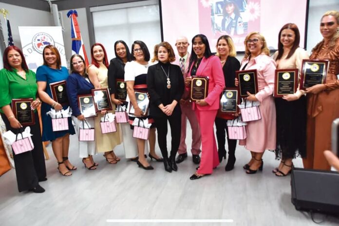 Casa de la Cultura Dominicana en Boston Corona a las "Reinas del Transporte"
