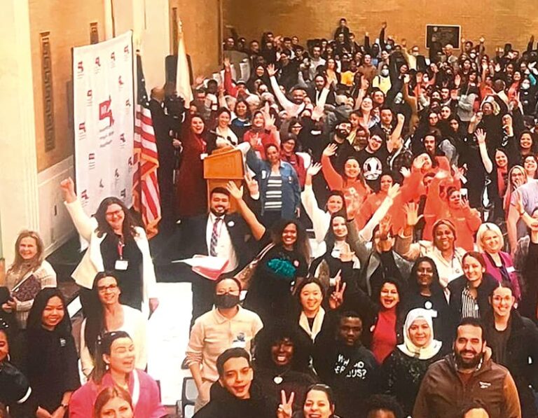 En una de las más grandes manifestaciones en la Casa del Estado en Boston, inmigrantes de todas las razas y culturas se unieron para denunciar la política antimigrante del presidente Trump y pedir "no más arrestos ni deportaciones