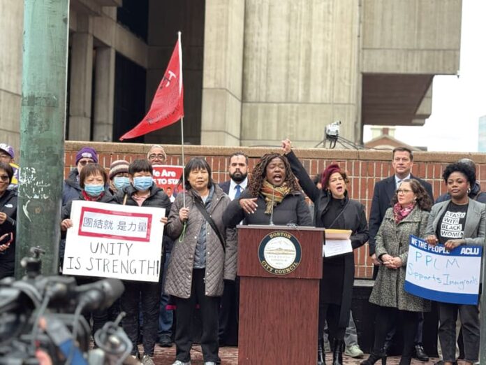 En la plaza principal de la Alcaldía de la ciudad, cientos de personas se congregaron para una manifestación en apoyo de los derechos de los inmigrantes junto con la Coalición MIRA y la ACLU de Massachusetts