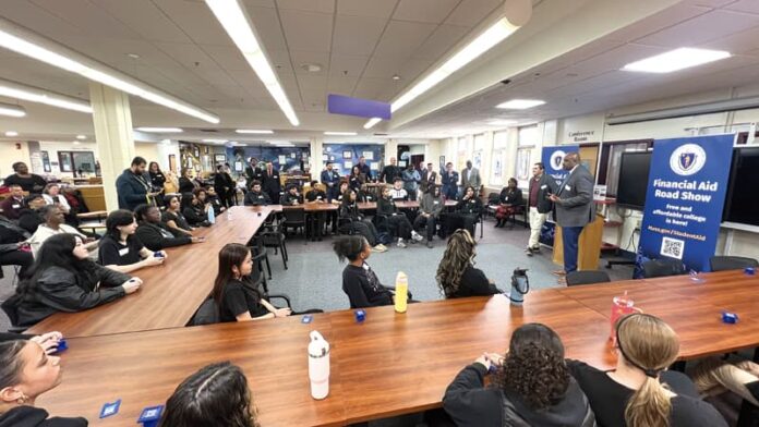 La Administración Healey-Driscoll culminó una gira de cinco semanas por escuelas de Massachusetts que estuvo orientada a animar a los estudiantes a completar la Solicitud Gratuita de Ayuda Federal para Estudiantes (FAFSA)