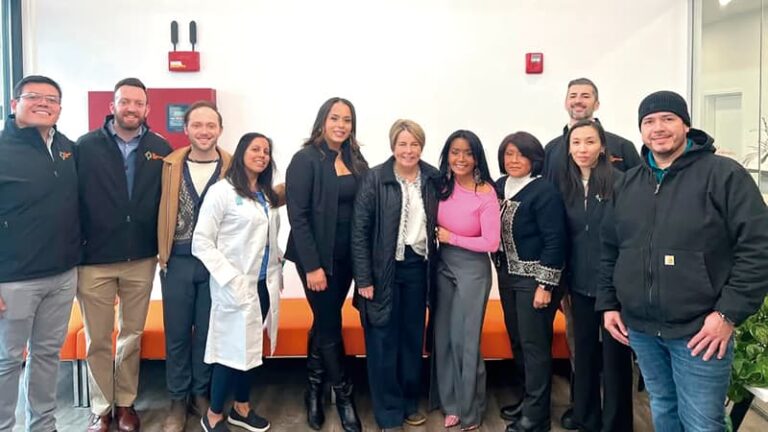 Gobernadora Maura Healey en La Colaborativa en Chelsea