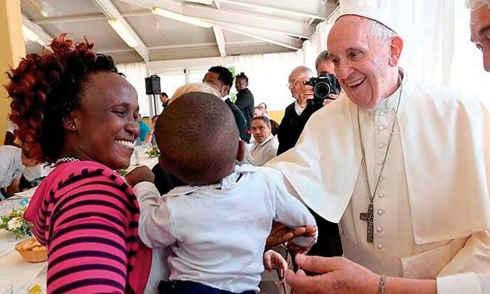 El funeral del Papa Francisco que tuvo lugar en la Plaza de San Pedro y duró aproximadamente dos horas, pasará a la historia por su humildad y porque en todo su pontificado estuvo al lado del pueblo, de los inmigrantes.