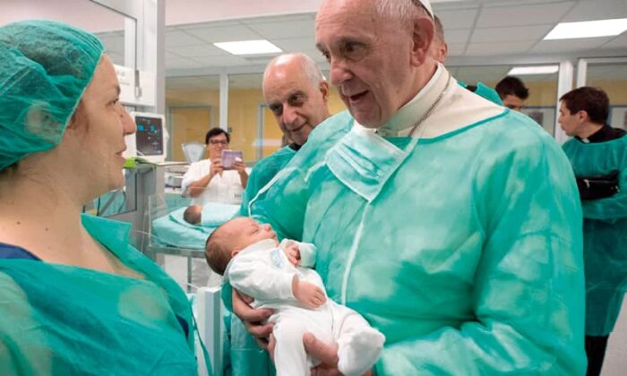El funeral del Papa Francisco que tuvo lugar en la Plaza de San Pedro y duró aproximadamente dos horas, pasará a la historia por su humildad y porque en todo su pontificado estuvo al lado del pueblo, de los inmigrantes.
