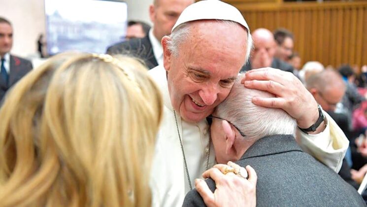 El funeral del Papa Francisco que tuvo lugar en la Plaza de San Pedro y duró aproximadamente dos horas, pasará a la historia por su humildad y porque en todo su pontificado estuvo al lado del pueblo, de los inmigrantes.