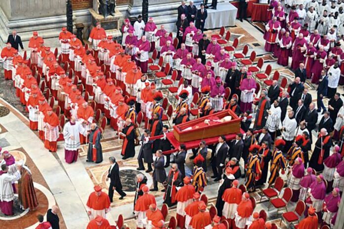 El funeral del Papa Francisco que tuvo lugar en la Plaza de San Pedro y duró aproximadamente dos horas, pasará a la historia por su humildad y porque en todo su pontificado estuvo al lado del pueblo, de los inmigrantes.