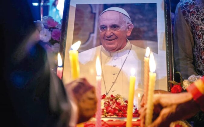 El funeral del Papa Francisco que tuvo lugar en la Plaza de San Pedro y duró aproximadamente dos horas, pasará a la historia por su humildad y porque en todo su pontificado estuvo al lado del pueblo, de los inmigrantes.