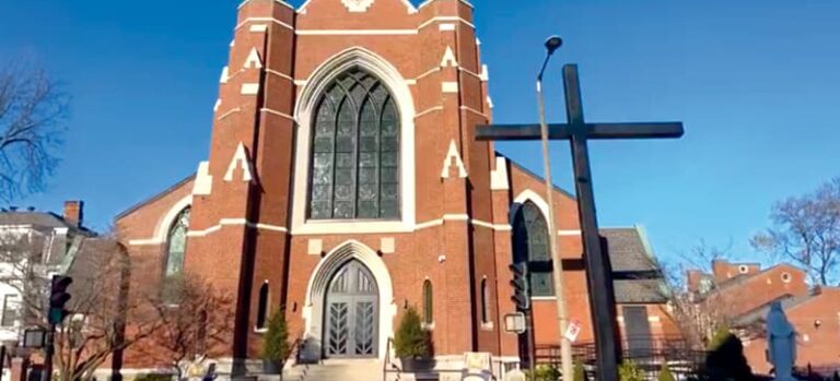 Histórica Cruz de 33 pies en renovada Iglesia de Jamaica Plain