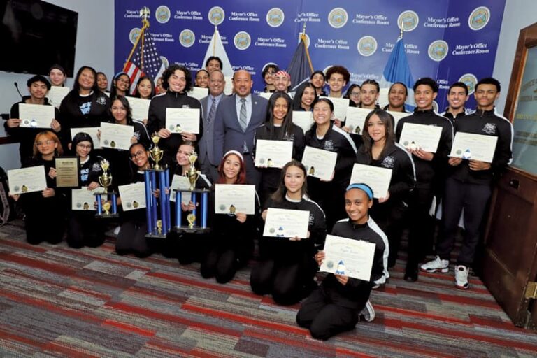 Estudiantes del Programa de Teatro de la Escuela Secundaria de Lawrence