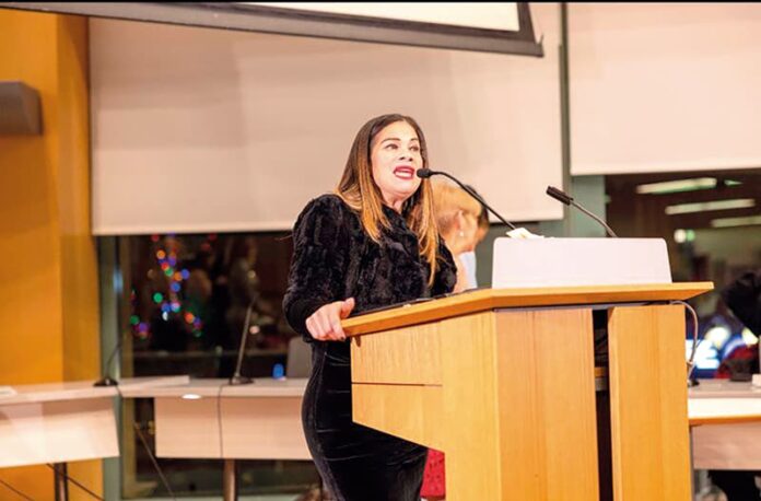 La concejal general de Boston, Julia Mejía, presentó una ordenanza para establecer una tarjeta de identificación municipal en la ciudad de Boston.