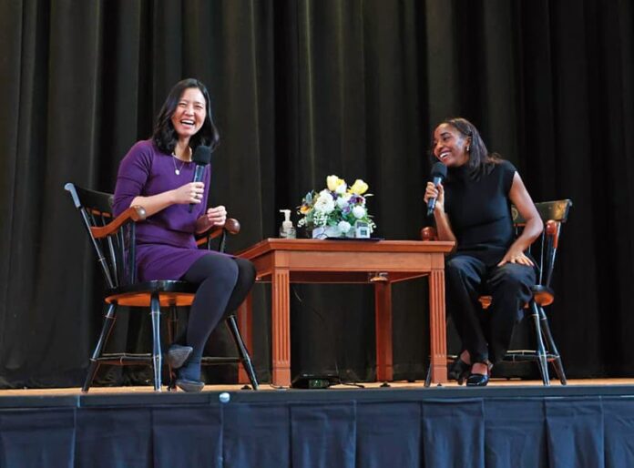 20-Mayor Wu and Emmy award-winning actor La alcaldesa Michelle Wu se unió a Ayo Edebiri, exalumna de las Escuelas Públicas de Boston (BPS), escritora y actriz ganadora de un premio Emmy, para visitar a los estudiantes de la Escuela Latina de Boston (BLS).