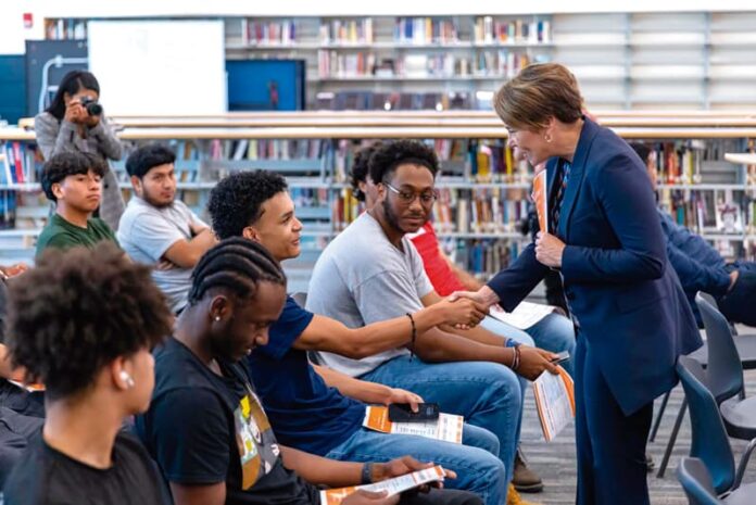 Gobernadora Maura Healey en una escuela