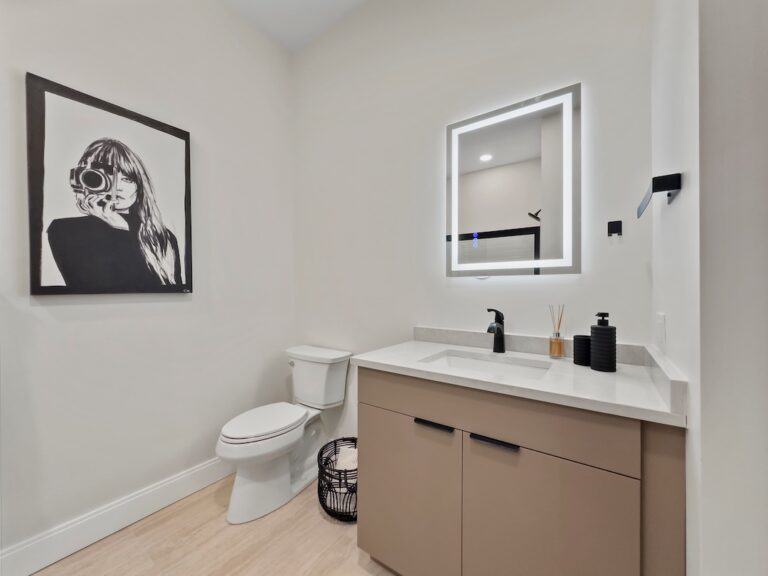 En el mismo corazón de la ciudad, en un nuevo y modernizado edificio en la Essex Street, se ofrecen los mejores apartamentos de una y dos habitaciones a los precios más bajos del mercado.