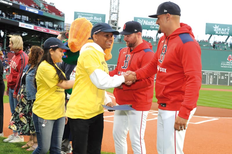 Premiación de estudiantes en Fenway Park 1 Monday, May 19th, 2025 - ¡Viva Lawrence! The Boston Red Sox and El Mundo Boston honored Lawrence middle school students with a pre-game ceremony. The academic all-stars were presented with Certificates of Recognition from Red Sox pitchers Liam Hendriks and Brennan Bernardino moments before the game vs the New York Mets at Fenway Park.
