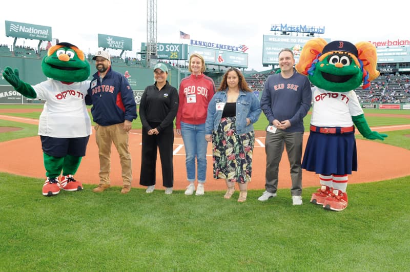 Premiación de estudiantes en Fenway Park 43 Gracias: Latino Youth Recognition Day partners also sent their all-star representatives to the pre-game ceremony at Fenway Parl. From left to right: Brian Ferreira of Vitra Health; Andreina Gallardo of Empresas Polar US; Christina Fisher of Amazon; Es Heredia of Xfinity and Juan Arenas of Bank of America.