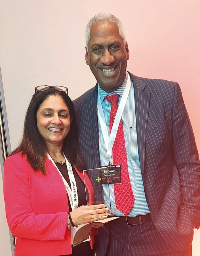Harvard Street Neighborhood Health Center (HSNHC), al recibir el Premio a la Colaboración del Año en la conferencia anual de la Red de Alimentos como Medicina que se celebró en Chicago, Illinois