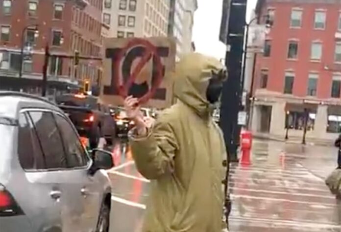Desafiando la lluvia y el frío, unas 100 personas salieron a manifestarse contra los operativos de los agentes de inmigración en la ciudad en Worcester