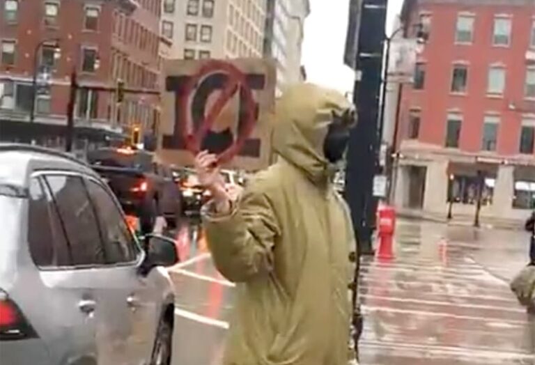 Desafiando la lluvia y el frío, unas 100 personas salieron a manifestarse contra los operativos de los agentes de inmigración en la ciudad en Worcester