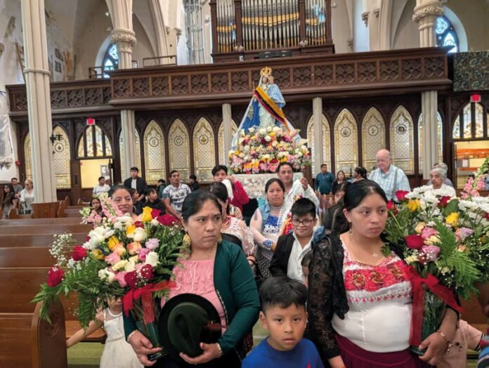 Papa León XIV inicia su pontificado en la Plaza de San Pedro y Virgen de la Nube sale en procesión en hombros de una comunidad inmigrante en Milford, al oeste de Boston.