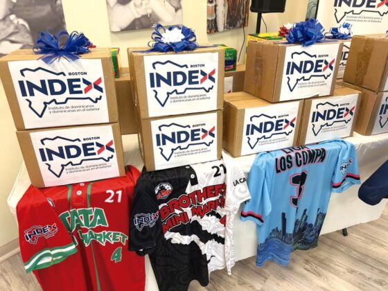INDEX-Boston regala bolas y útiles deportivos a Ligas de Softball