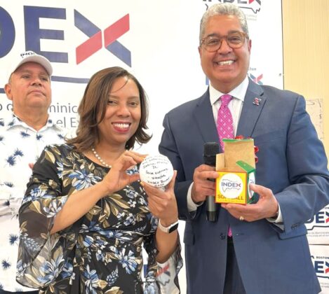 INDEX-Boston regala bolas y útiles deportivos a Ligas de Softball