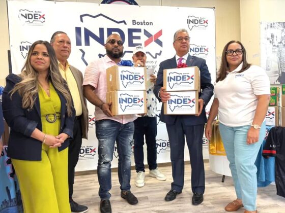 INDEX-Boston regala bolas y útiles deportivos a Ligas de Softball