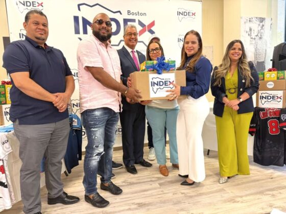 INDEX-Boston regala bolas y útiles deportivos a Ligas de Softball