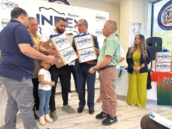 INDEX-Boston regala bolas y útiles deportivos a Ligas de Softball
