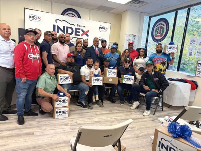 INDEX-Boston regala bolas y útiles deportivos a Ligas de Softball