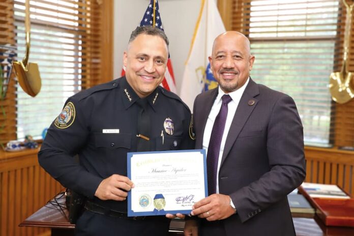 El alcalde Brian DePeña juramentó al Capitán Maurice Aguiler como nuevo Jefe del Departamento de Policía de Lawrence