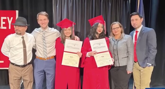 Dos hermanas de origen nicaragüense, estudiantes del último año del High School Champlain Valley Union, en Hinesburg, en el noroeste de Vermont, viven todo un drama por la decisión de sus padres de “autodeportarse” en medio de las políticas migratorias del presidente Trump