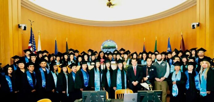 75 madres y trabajadoras se gradúan para mejorar sus vidas