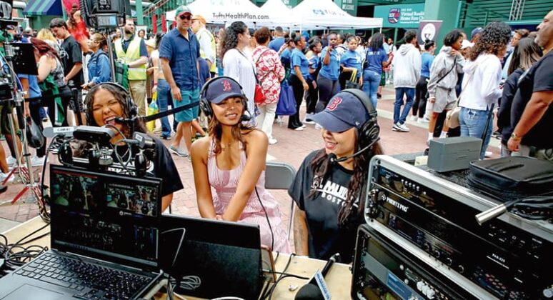 El tradicional estadio de los Medias Rojas de Boston volvi&oacute; a vibrar con una comunidad latina encendida que bati&oacute; el 2025 r&eacute;cord de asistencia en el Latino Family Festival de El Mundo Boston y los Boston Red Sox