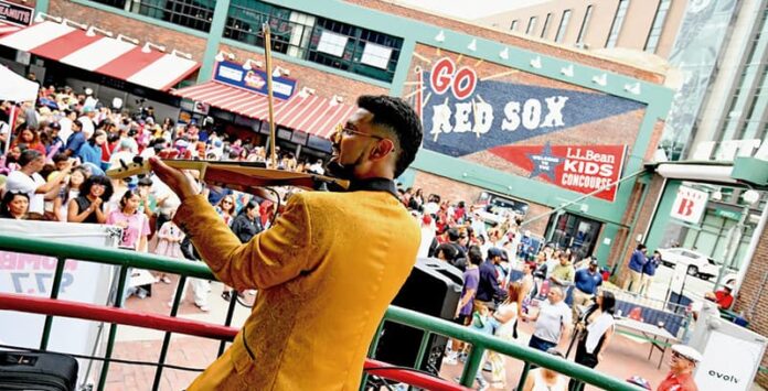 El tradicional estadio de los Medias Rojas de Boston volvió a vibrar con una comunidad latina encendida que batió el 2025 récord de asistencia en el Latino Family Festival de El Mundo Boston y los Boston Red Sox