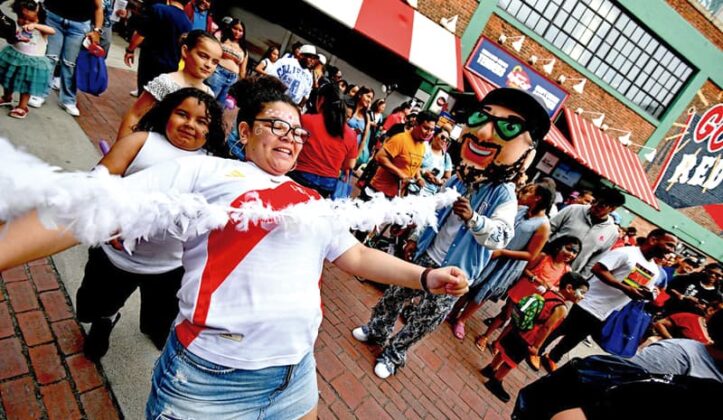El tradicional estadio de los Medias Rojas de Boston volvi&oacute; a vibrar con una comunidad latina encendida que bati&oacute; el 2025 r&eacute;cord de asistencia en el Latino Family Festival de El Mundo Boston y los Boston Red Sox
