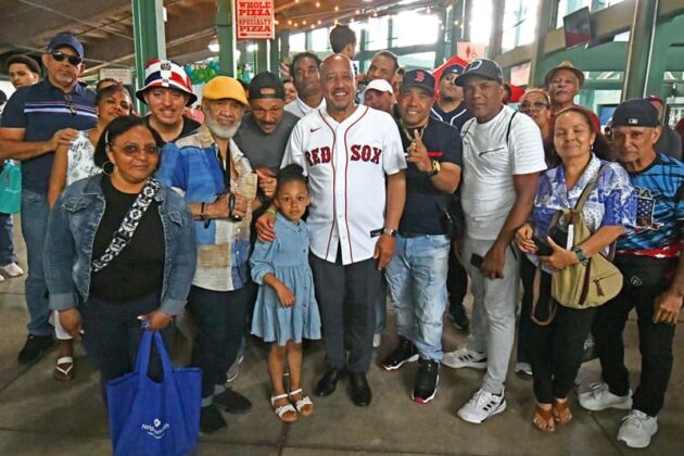 El tradicional estadio de los Medias Rojas de Boston volvi&oacute; a vibrar con una comunidad latina encendida que bati&oacute; el 2025 r&eacute;cord de asistencia en el Latino Family Festival de El Mundo Boston y los Boston Red Sox