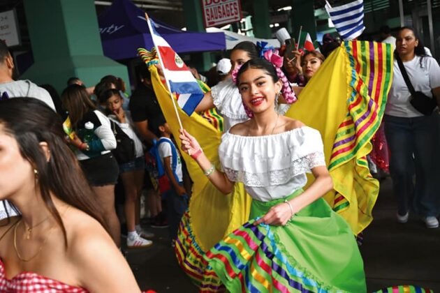 El tradicional estadio de los Medias Rojas de Boston volvi&oacute; a vibrar con una comunidad latina encendida que bati&oacute; el 2025 r&eacute;cord de asistencia en el Latino Family Festival de El Mundo Boston y los Boston Red Sox