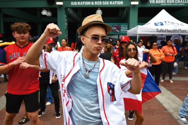El tradicional estadio de los Medias Rojas de Boston volvi&oacute; a vibrar con una comunidad latina encendida que bati&oacute; el 2025 r&eacute;cord de asistencia en el Latino Family Festival de El Mundo Boston y los Boston Red Sox