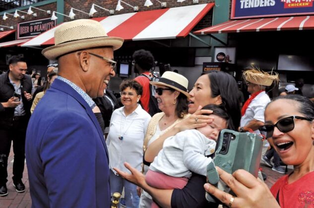 El tradicional estadio de los Medias Rojas de Boston volvi&oacute; a vibrar con una comunidad latina encendida que bati&oacute; el 2025 r&eacute;cord de asistencia en el Latino Family Festival de El Mundo Boston y los Boston Red Sox