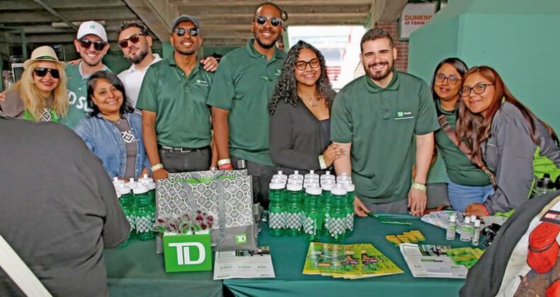 El tradicional estadio de los Medias Rojas de Boston volvi&oacute; a vibrar con una comunidad latina encendida que bati&oacute; el 2025 r&eacute;cord de asistencia en el Latino Family Festival de El Mundo Boston y los Boston Red Sox