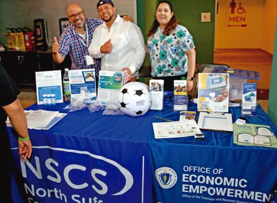 El tradicional estadio de los Medias Rojas de Boston volvi&oacute; a vibrar con una comunidad latina encendida que bati&oacute; el 2025 r&eacute;cord de asistencia en el Latino Family Festival de El Mundo Boston y los Boston Red Sox