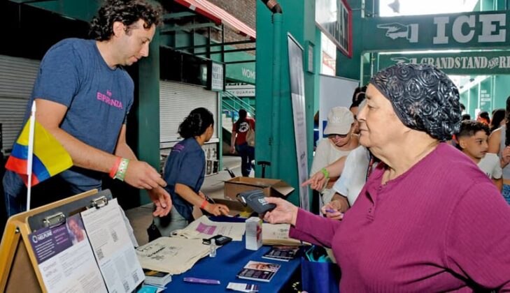 El tradicional estadio de los Medias Rojas de Boston volvi&oacute; a vibrar con una comunidad latina encendida que bati&oacute; el 2025 r&eacute;cord de asistencia en el Latino Family Festival de El Mundo Boston y los Boston Red Sox