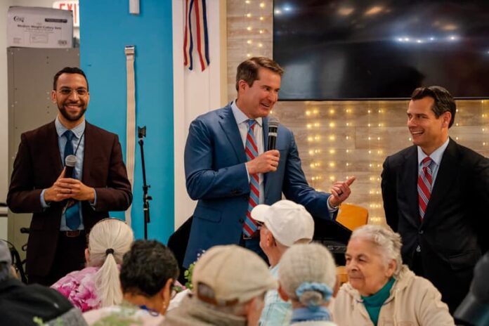 Congresista Seth Moulton promete trabajar sin descanso en Washington durante una visita al North Shore Adult Day Care Center de Lynn acompanado por el alcalde Jared Nicholson