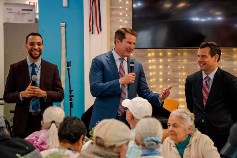 Congresista Seth Moulton promete trabajar sin descanso en Washington durante una visita al North Shore Adult Day Care Center de Lynn acompanado por el alcalde Jared Nicholson