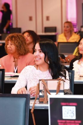 Exitosa conferencia que posiciona a la mujer hispana