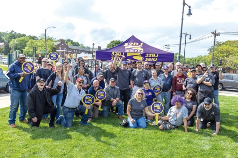 Trabajadores de Boston College demandan nuevo acuerdo salarial