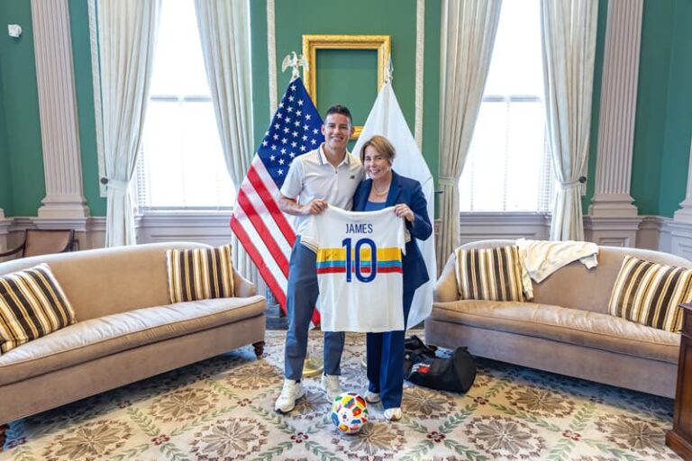 Gobernadora Maura Healey recibe a jugador colombiano James Rodríguez