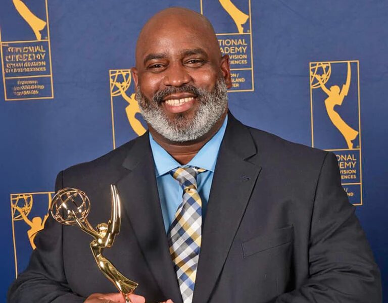 El periodista dominicano Omar Guzmán ha sido galardonado con su primer premio Emmy, consolidando su destacada trayectoria de 25 años en el periodismo deportivo.
