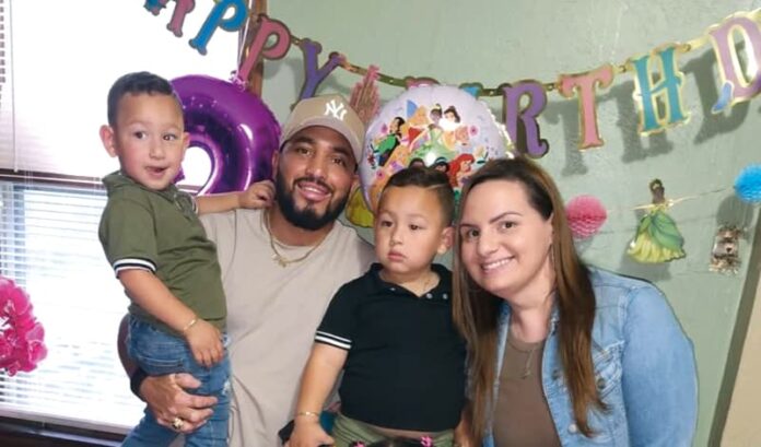 ICE arresta a inmigrante guatemalteco en presencia de su esposa y de sus pequeños hijos gemelos, en Milford