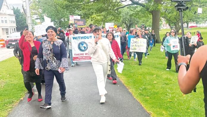 En una manifestación que unió a las autoridades de la ciudad de Lynn, cientos de personas salieron a las calles de la ciudad para protestar contra las acciones de ICE